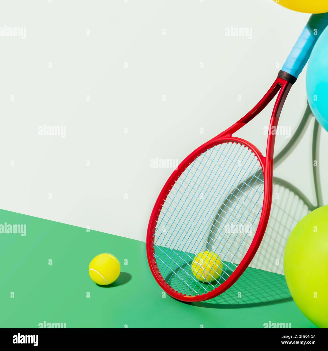Composizione tennis con racket, palline da tennis gialle e palloncini colorati su sfondo blu-verde con posto per il testo. Banner vacanza per un tennis Foto Stock