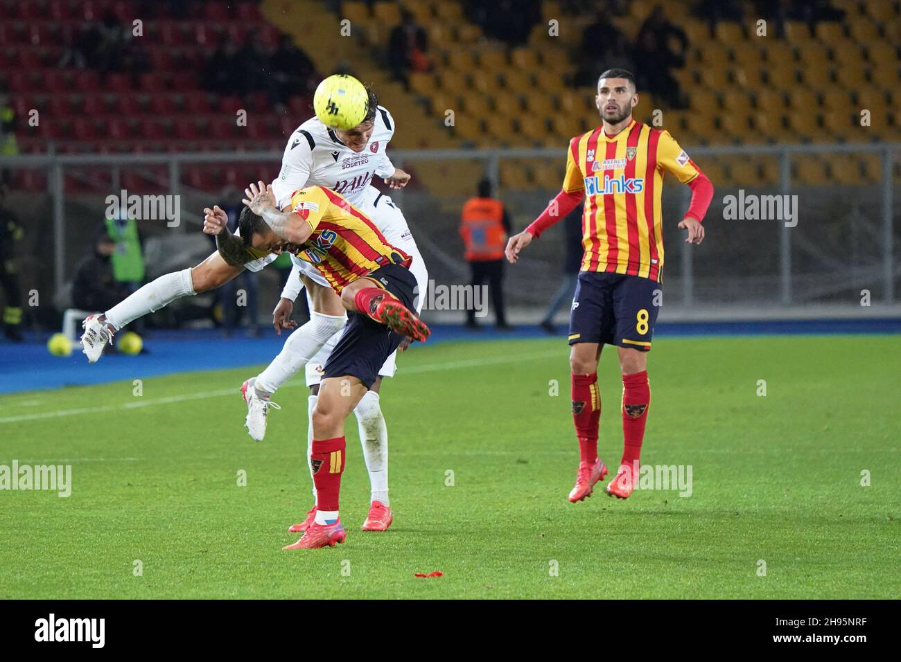 Lecce, Italia. 4 dicembre 2021. Perparim Hetemaj (Reggina 1914) e Francesco di Mariano (Lecce USA) durante gli USA Lecce vs Reggina 1914, partita di calcio italiana Serie B a Lecce, Italia, Dicembre 04 2021 Credit: Agenzia fotografica indipendente/Alamy Live News Foto Stock