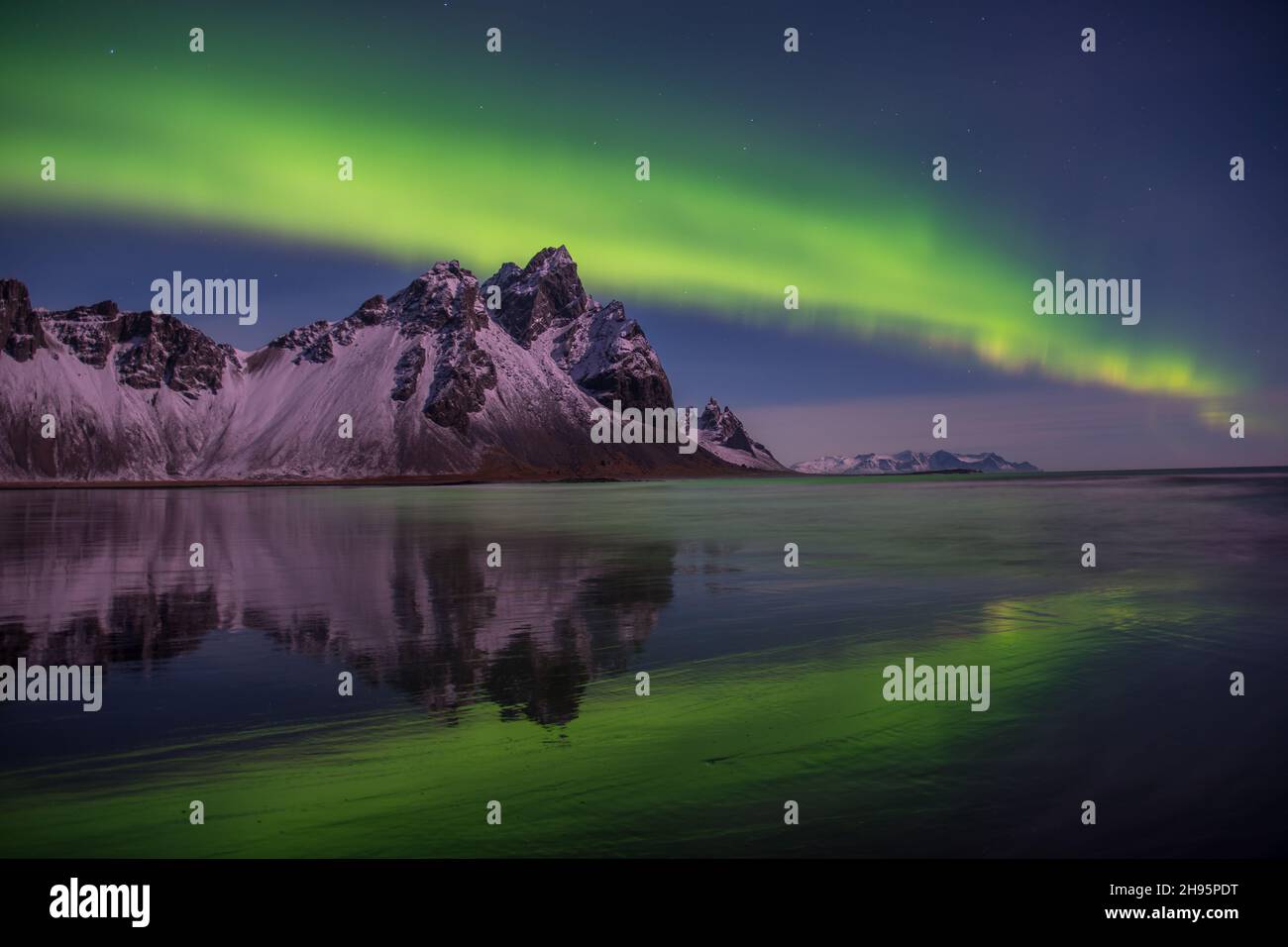 Aurora Borealis sopra la montagna Vestrahorn nel sud dell'Islanda Foto Stock