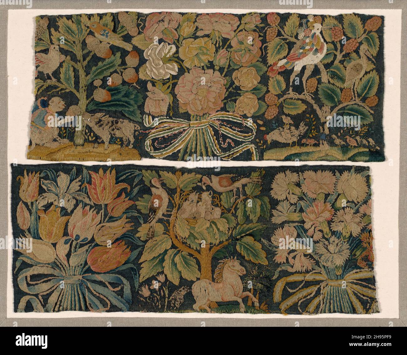 Due frammenti, Inghilterra, c.. 1675. Tulipani, garofani, uccelli che nutrono i loro pulcini, cinghiale, scimmia, cavallo. Foto Stock