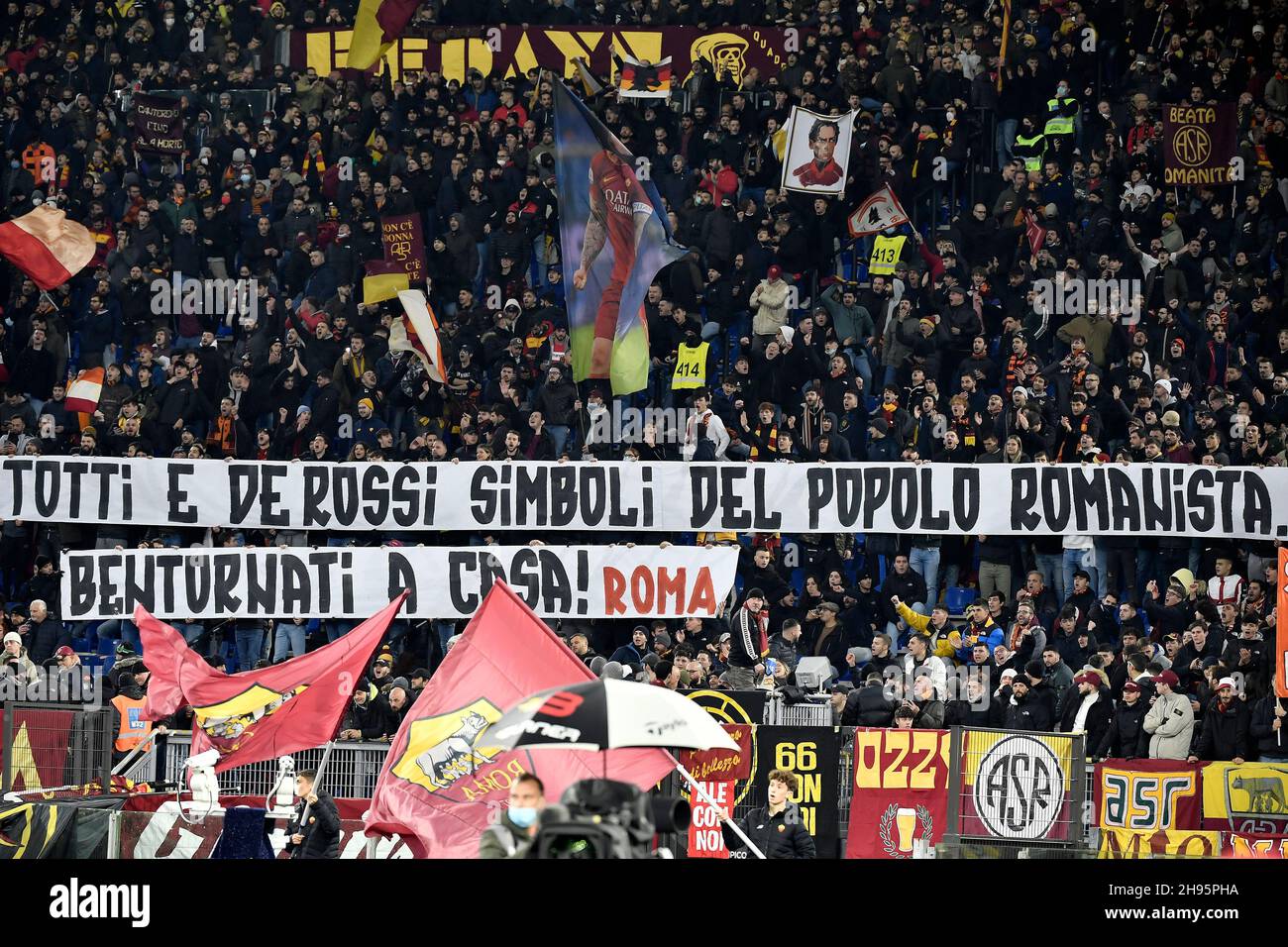 Roma, Italia. 4 dicembre 2021. COME i tifosi di Roma mostrano un banner per sostenere Francesco Totti e Daniele De Rossi durante la Serie Una partita di calcio tra ROMA E FC Internazionale allo stadio Olimpico di Roma (Italia), 4 dicembre 2021. Foto Andrea Staccioli/Insidefoto Credit: Ininsidefoto srl/Alamy Live News Foto Stock