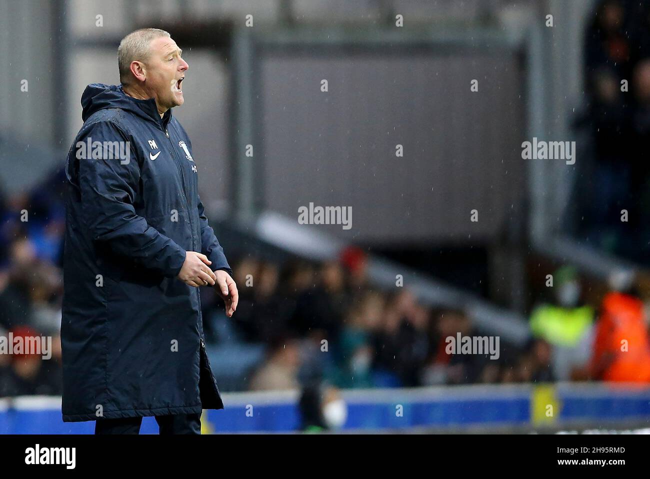 Blackburn, Regno Unito. 4 dicembre 2021. Frankie McAvoy, North End Manager di Preston, urla le istruzioni. EFL Skybet Championship Match, Blackburn Rovers v Preston North End presso il parco Ewood di Blackburn sabato 4 dicembre 2021. Questa immagine può essere utilizzata solo per scopi editoriali. Solo per uso editoriale, licenza richiesta per uso commerciale. Nessun uso in scommesse, giochi o un singolo club/campionato/giocatore publications.pic di Chris Stading/Andrew Orchard sport fotografia/Alamy Live News credito: Andrew Orchard sport fotografia/Alamy Live News Foto Stock