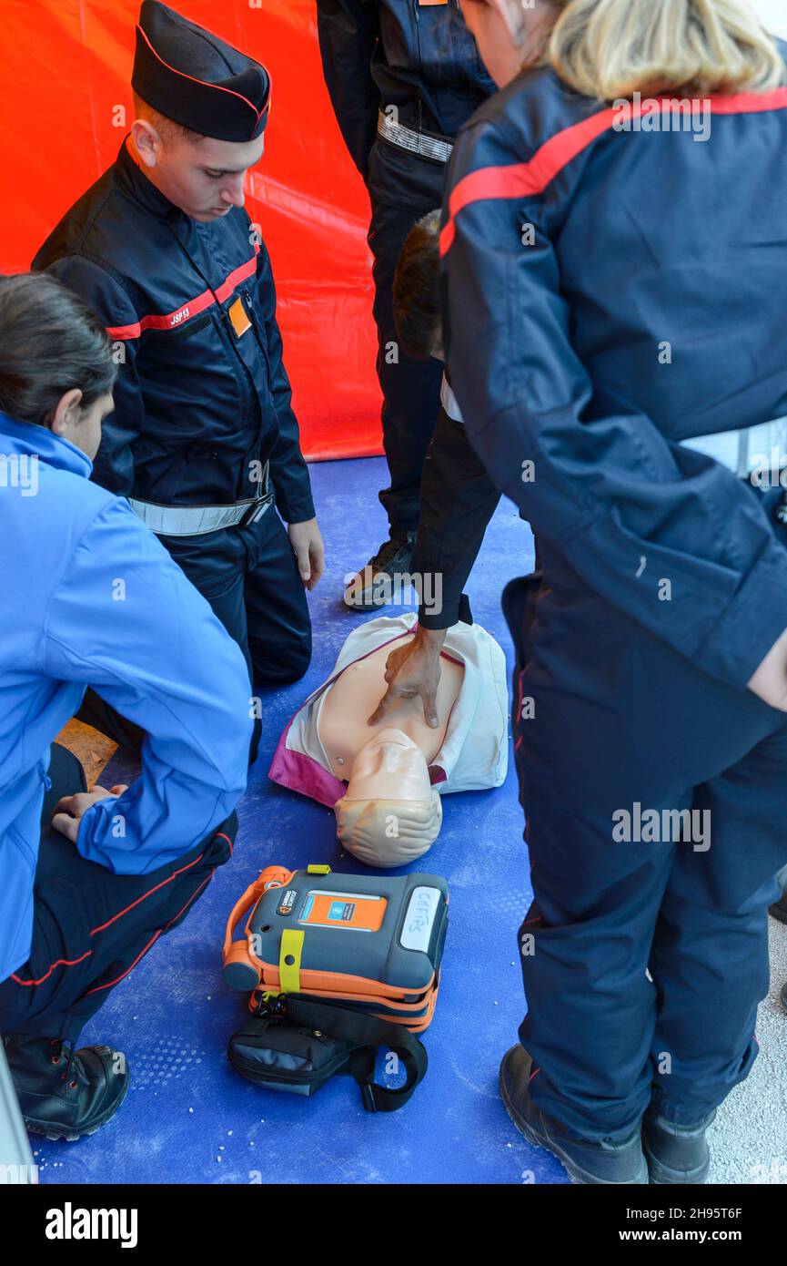 Marsiglia, Francia. 13 ottobre 2021. I giovani vigili del fuoco sono visti praticare salvavita e massaggio cardiaco con i manichini. La convenzione nazionale dei vigili del fuoco francesi si tiene a Marsiglia. Roxana Maracineanu, ministro delegato allo sport e giovani partecipa all'inaugurazione. L'obiettivo è sia rendere omaggio ai vigili del fuoco che sono morti nell'esercizio della loro funzione, sia presentare il know-how in tutti i campi dei diversi organi della sicurezza civile francese. (Credit Image: © Laurent Coust/SOPA Images via ZUMA Press Wire) Foto Stock