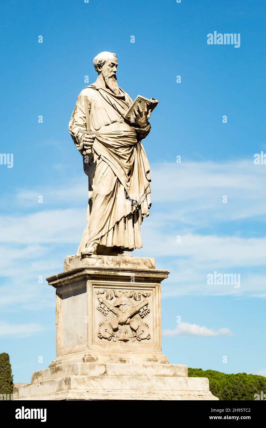 Statua di San Paolo a Castel di Angelo in Vaticano con cielo blu e nuvole bianche Foto Stock