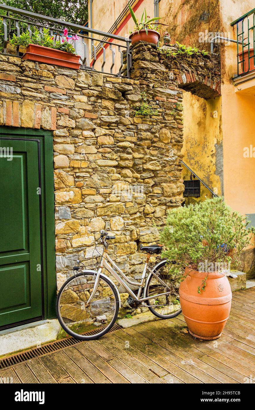Biciclette parcheggiate di fronte ad un muro di pietra a Monterosso (cinque Terre) in Italia Foto Stock
