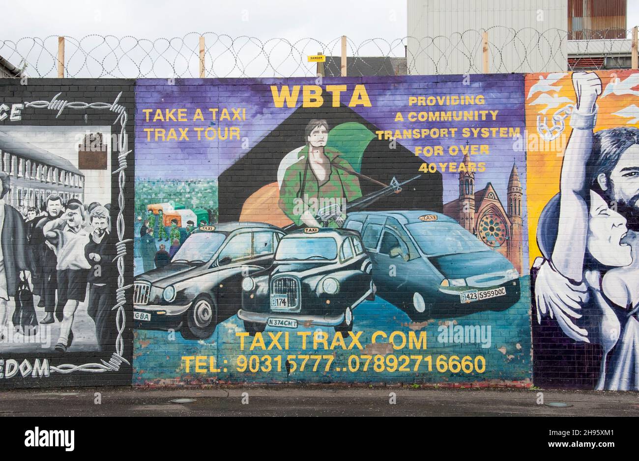Murales nazionalisti sulla Falls Road a West Belfast, Irlanda del Nord Foto Stock