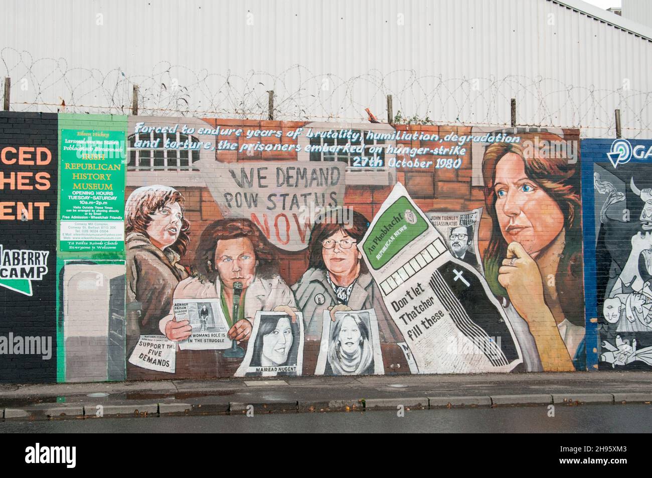 Murales nazionalisti sulla Falls Road a West Belfast, Irlanda del Nord Foto Stock