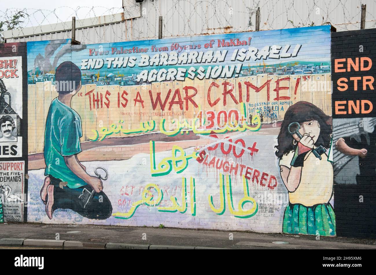 Murales nazionalisti sulla Falls Road a West Belfast, Irlanda del Nord Foto Stock