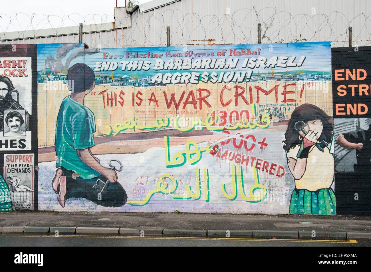 Murales nazionalisti sulla Falls Road a West Belfast, Irlanda del Nord Foto Stock