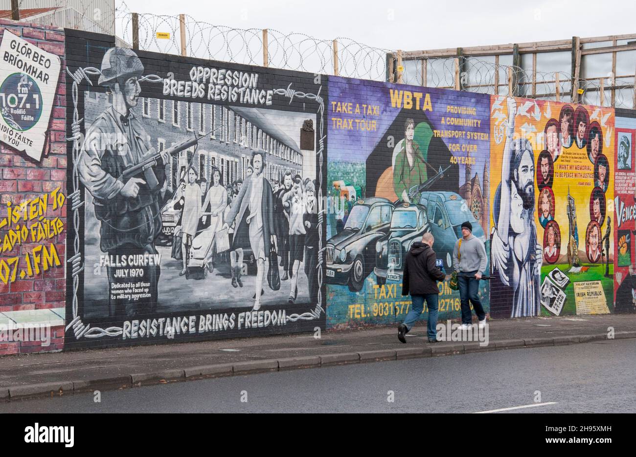 Murales nazionalisti sulla Falls Road a West Belfast, Irlanda del Nord Foto Stock