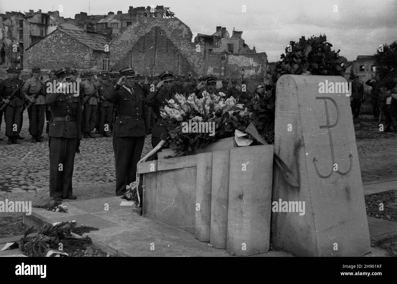 Warszawa, 1947-08-01. Obchody trzeciej rocznicy wybuchu Powstania Warszawskiego. NZ. uroczystoœci na Przyczó³ku Czerniakowskim. wb/gr PAP Varsavia, 1 agosto 1947. Il 3° anniversario della rivolta di Varsavia. Nella foto: Cerimonia presso l'abutment di Czerniakow. wb/gr PAP Foto Stock