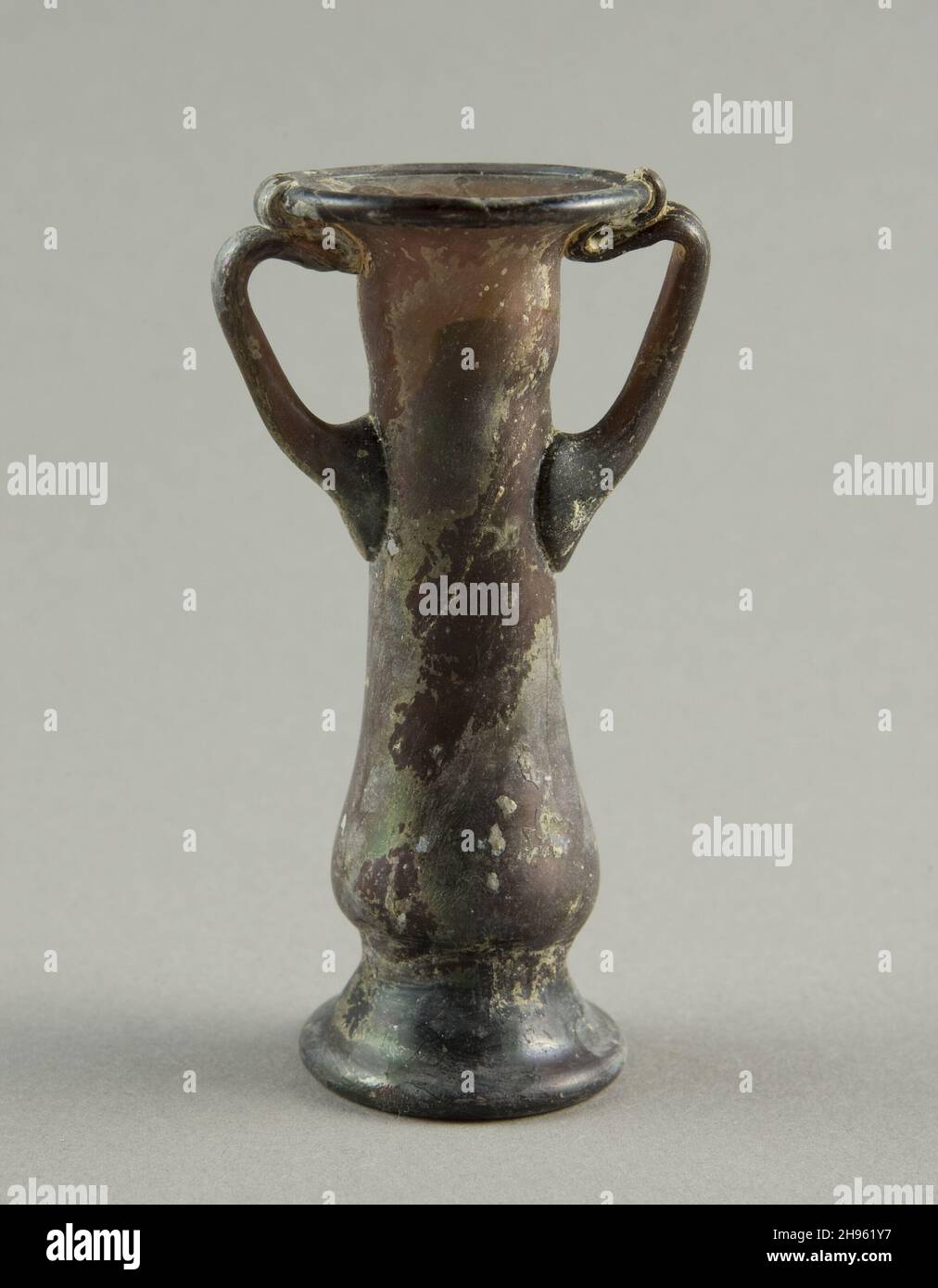 Bottiglia, IV-V secolo. Vetro soffiato. Romana; Levante o Siria. Foto Stock