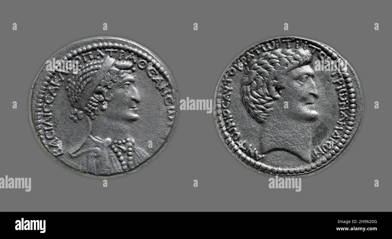 Tetradrachm (Coin) raffigurante la regina Cleopatra VII, 37-33 a.C., emessa da Mark Antony che appare sul retro. Il profilo di Cleopatra è una copia esatta di Antony's, che indica la loro partnership dominante. Coniò nel Mediterraneo orientale (possibilmente Antiochia, Siria). Foto Stock
