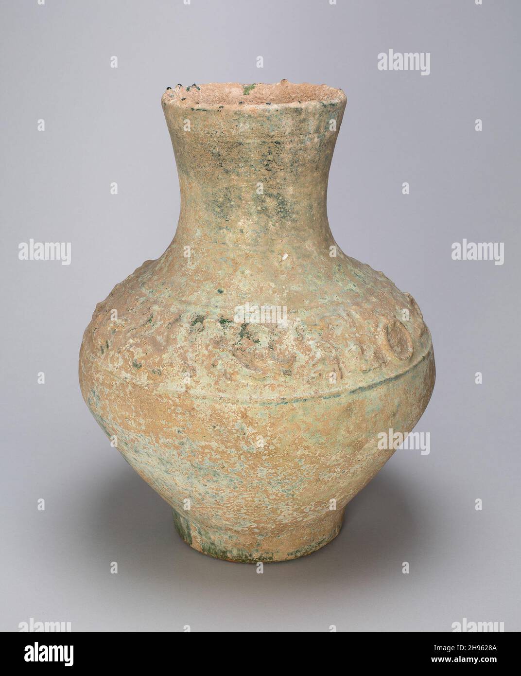 Vasetto di conservazione (Hu) con scene di caccia, dinastia Han orientale (A.D. 25-220). Foto Stock