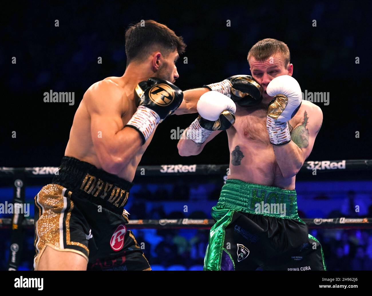 Masood Abdulah (a sinistra) e Paul Holt nel super piuma peso bout al Copper Box Arena, Londra. Data foto: Sabato 4 dicembre 2021. Foto Stock