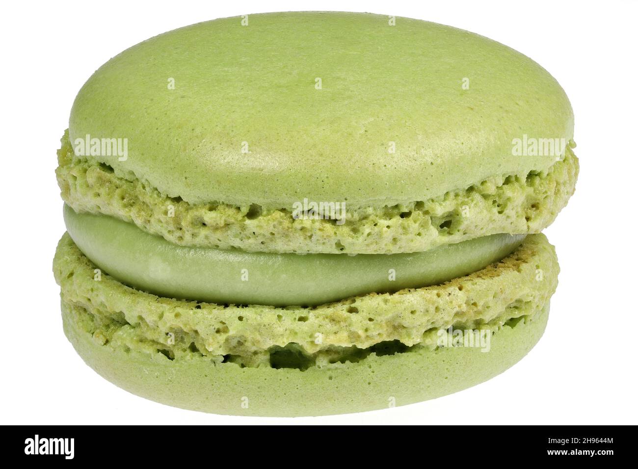macaron con sapore di pistacchio isolato su sfondo bianco Foto Stock