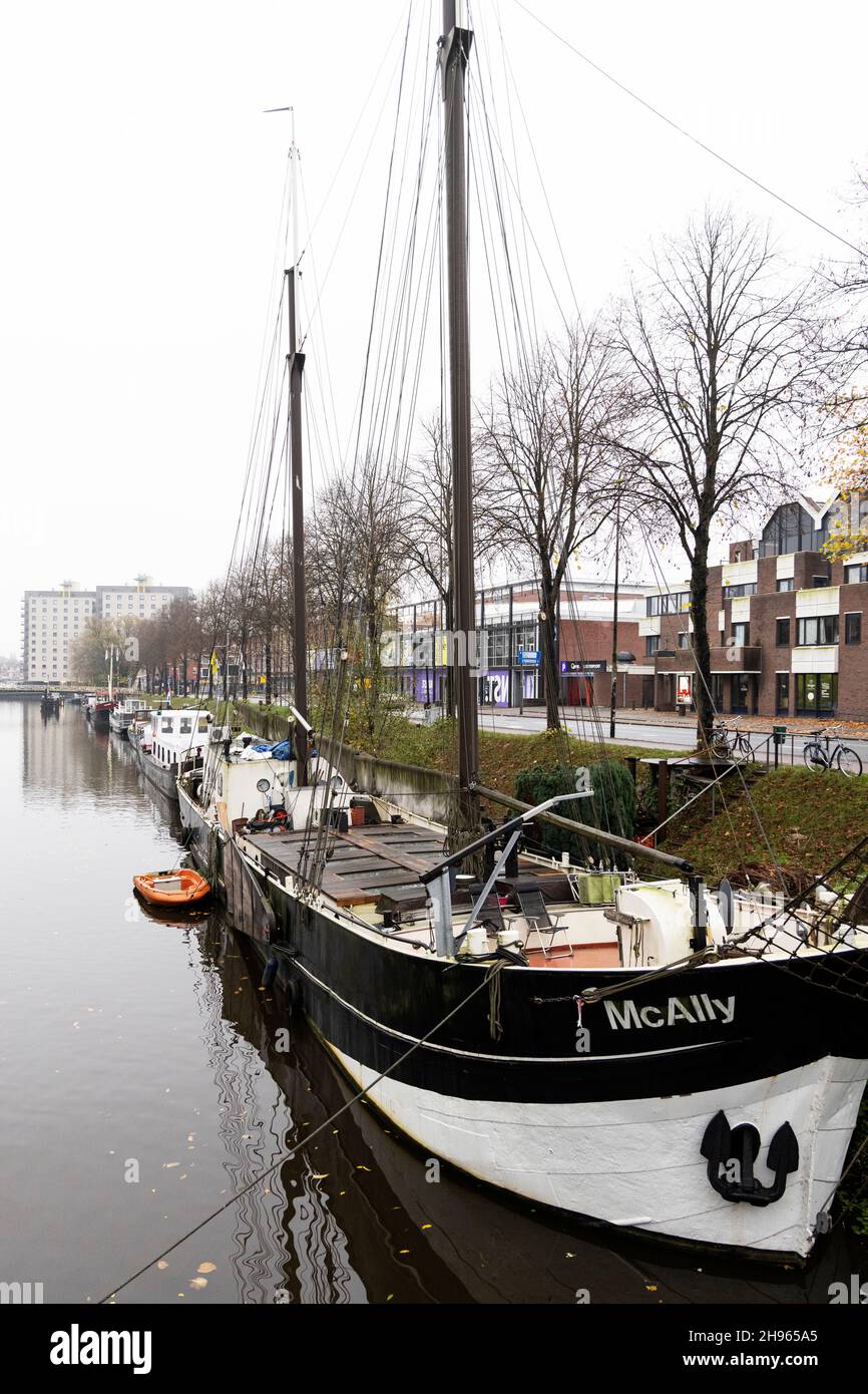 Barche sul Verbindingskanaal con Trompsingel in un nuvoloso giorno di novembre a Groningen, Paesi Bassi. Foto Stock