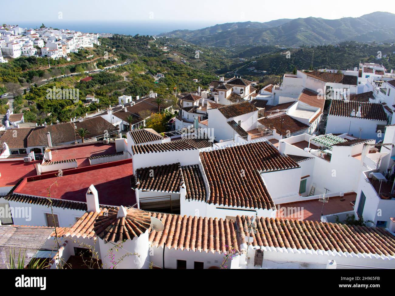 Bellissimo villaggio Frigiliana Spagna. Vista sui tetti dell'affascinante centro storico. Scatto con aspetto orizzontale. Foto Stock