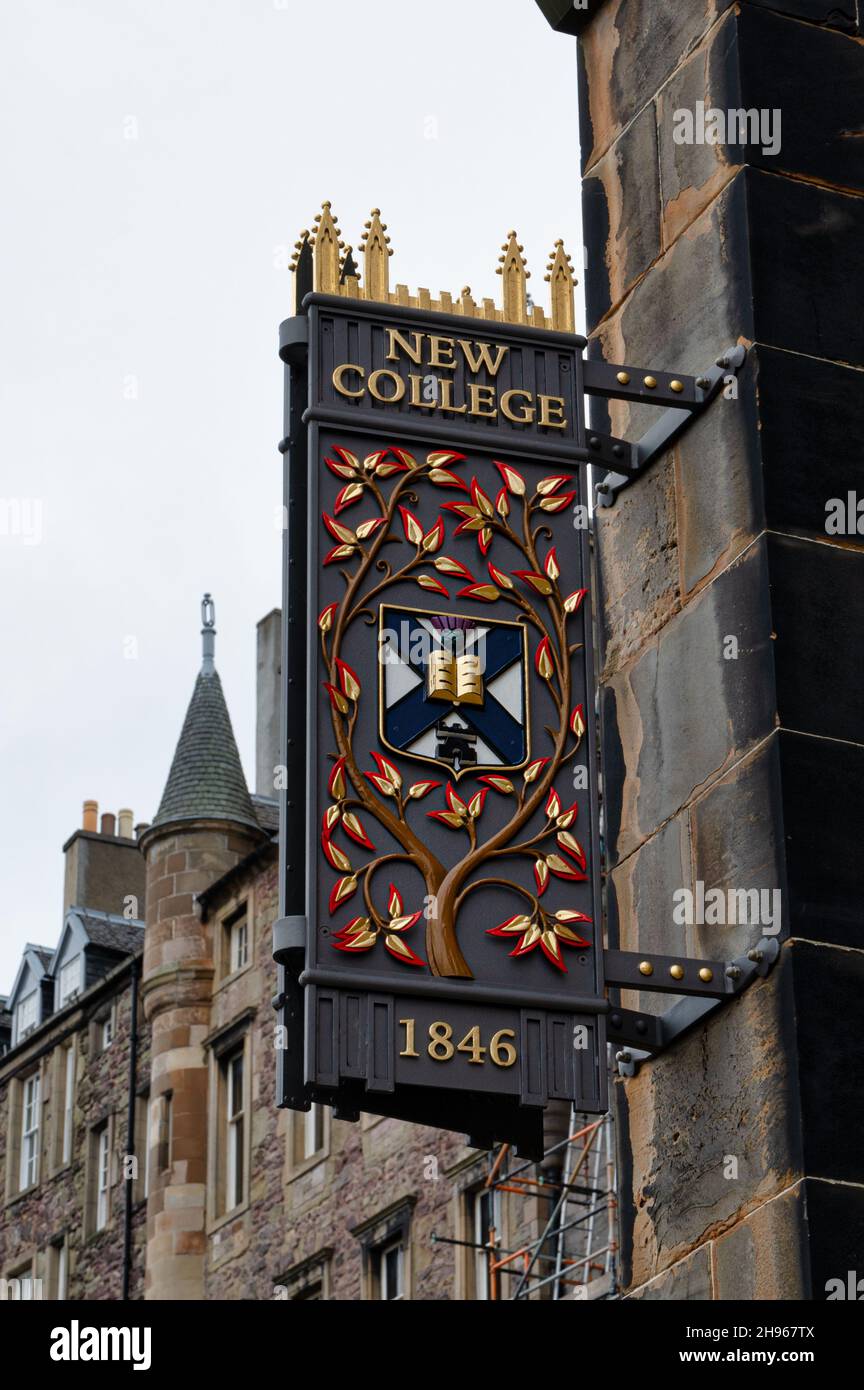 Edimburgo, Scozia - 20 novembre 2021: L'insegna del New College all'Università di Edimburgo. Foto Stock
