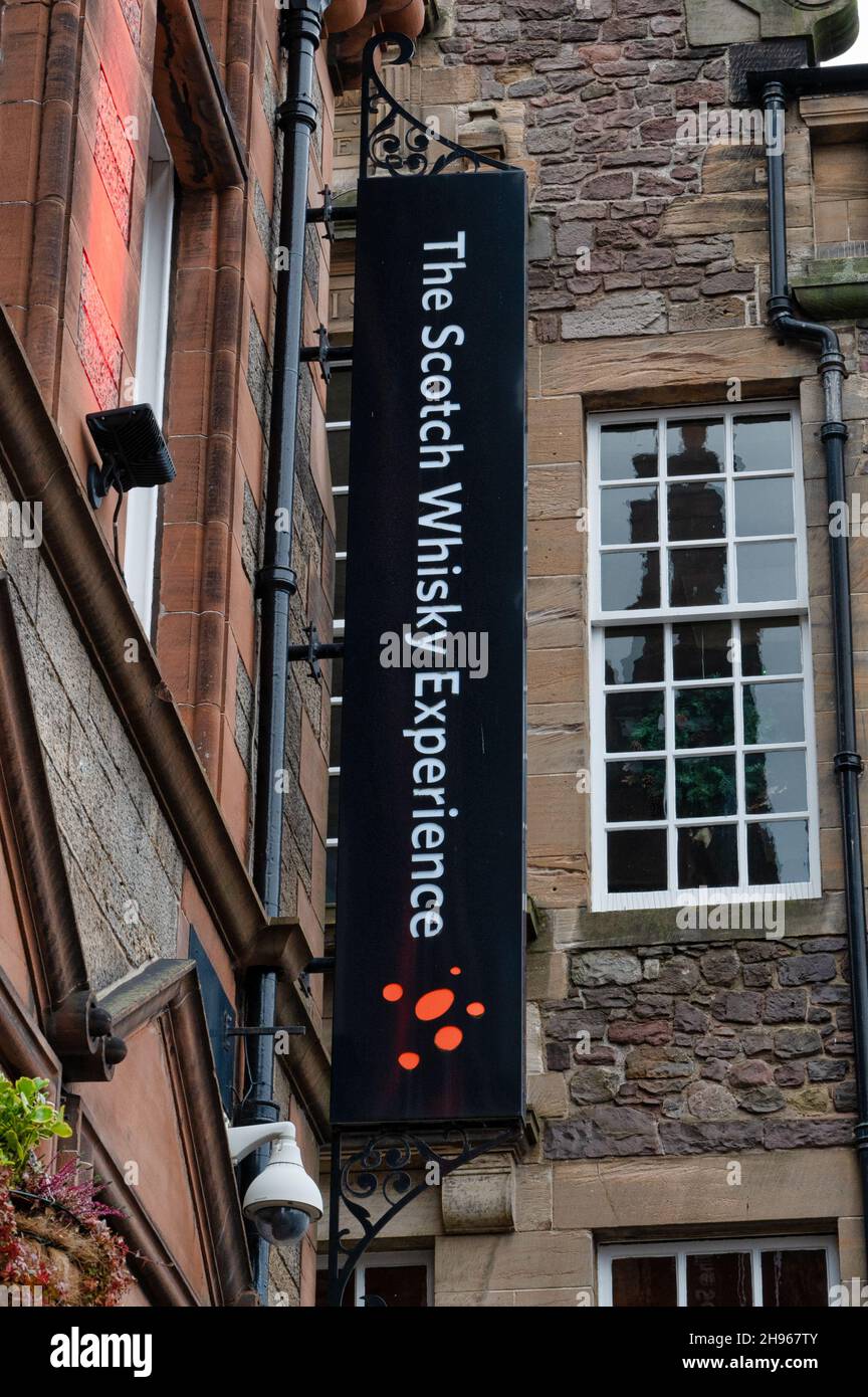 Edimburgo, Scozia - 20 novembre 2021: Il segno per l'esperienza Scottish Whisky a Edimburgo. Foto Stock