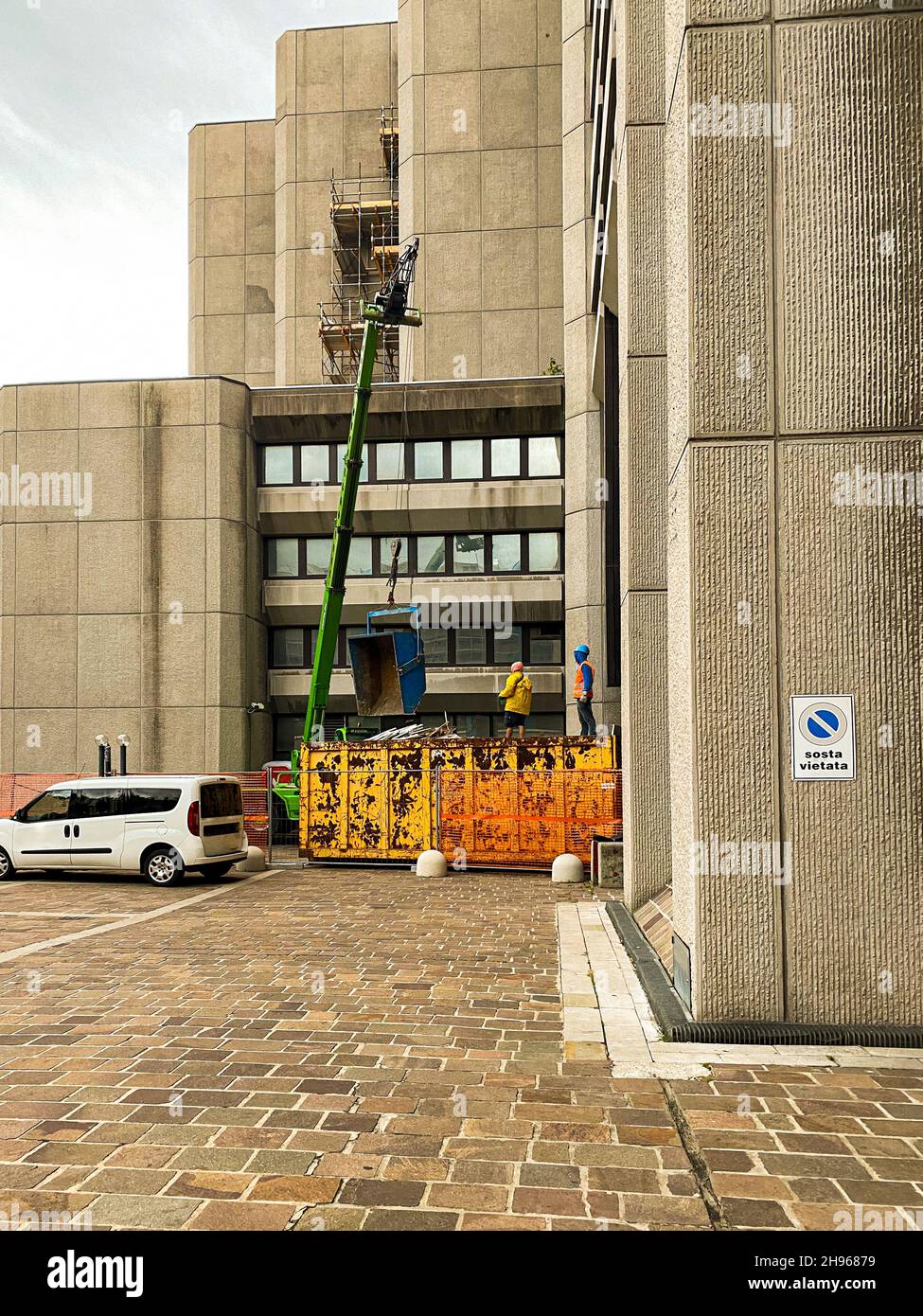 Due operai edili che lavorano con una gru in loco Foto Stock