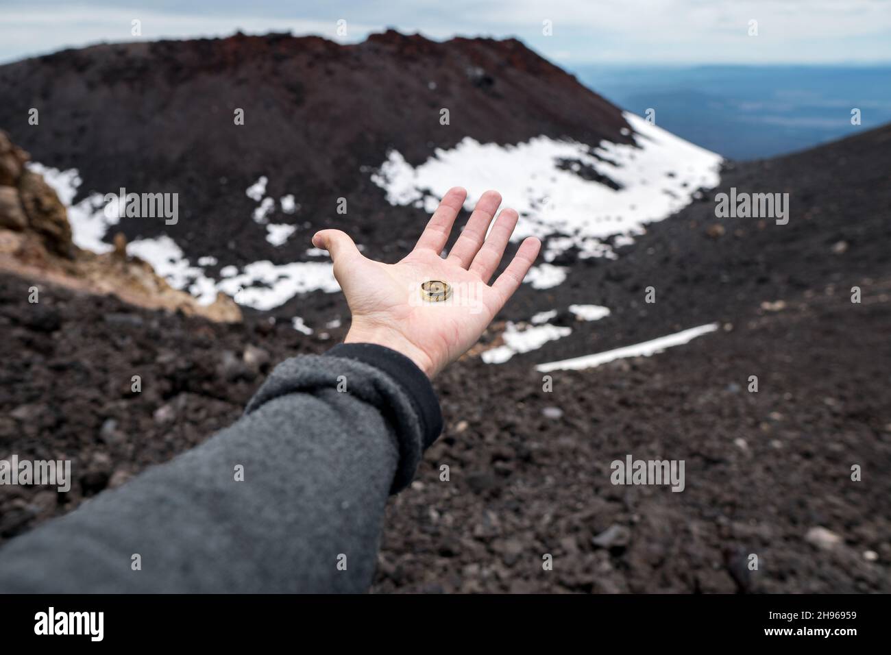 Anello sul palmo sulla cima del Monte Ngauruhoe, Monte Dooom, Nuova Zelanda Foto Stock