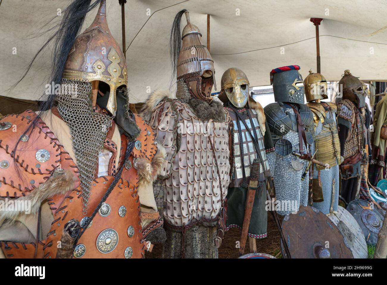 Ritterspiele - Ausstellung von Rüstungen aus verschiedenen Ländern und Epochen. Foto Stock