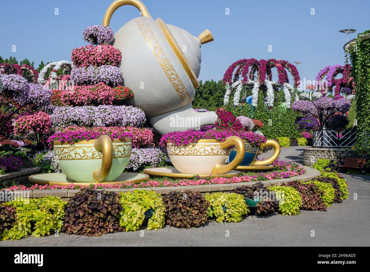 Fiori che si riversano da una gigantesca teiera al Dubai Miracle Garden Foto Stock