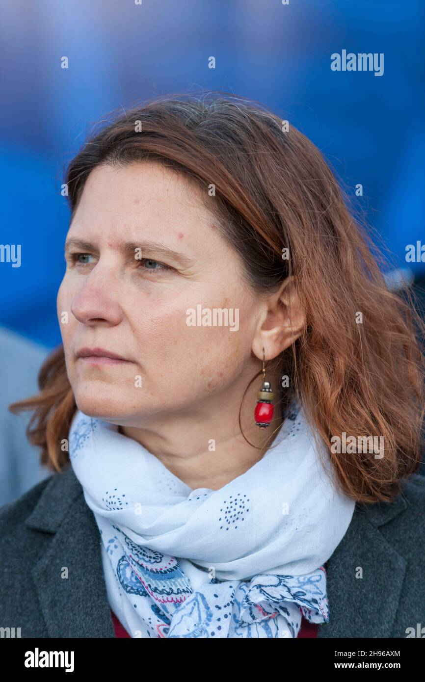 Marsiglia, Francia. 13 ottobre 2021. Il ministro delegato allo sport e alla gioventù, Roxana Maracineanu è visto durante la cerimonia. La convenzione nazionale dei vigili del fuoco francesi si svolge a Marsiglia. Roxana Maracineanu, ministro delegato allo sport e giovani partecipa all'inaugurazione. L'obiettivo è sia rendere omaggio ai vigili del fuoco che sono morti nell'esercizio della loro funzione, sia presentare il know-how in tutti i campi dei diversi organi della sicurezza civile francese. (Credit Image: © Laurent Coust/SOPA Images via ZUMA Press Wire) Foto Stock