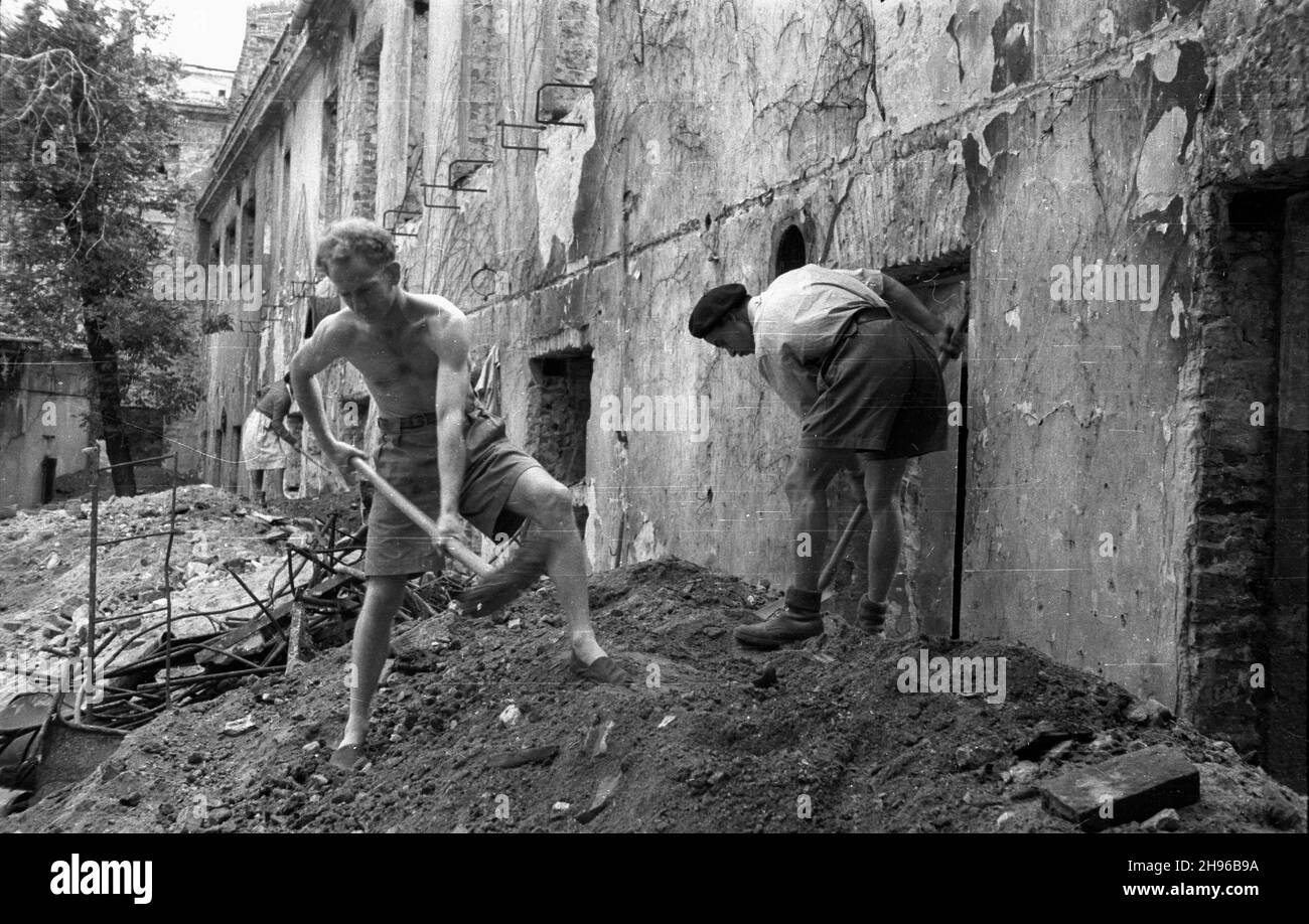 Warszawa, 1947-08-02. Studenci z Francji i Kanady odgruzowuj¹ d. œw Szpital. Rocha przy ul. Krakowskie Przedmieœcie 24. Da Miejsce a zosta³o przeznaczone na dom studientA Unibersytetu Warszawskiego. wb/gr PAP Varsavia, 2 agosto 1947. Gli studenti francesi e canadesi cancellano i detriti nella costruzione del St. Rochus Hospital nel 24 Krakowskie Przedmiescie. Il sito ospita un ostello studentesco dell'Università di Varsavia. wb/gr PAP Foto Stock