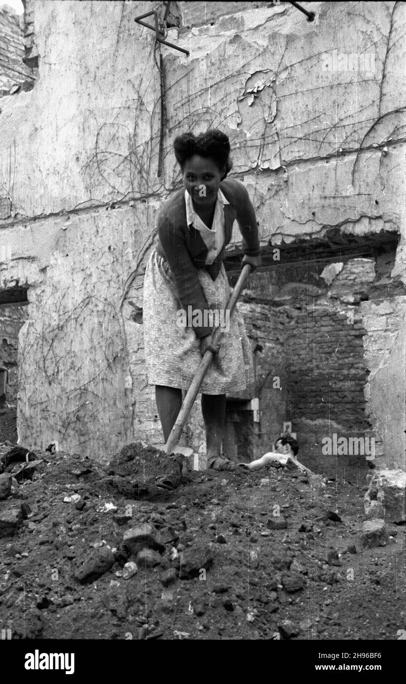 Warszawa, 1947-08-02. Studenci z Francji i Kanady odgruzowuj¹ d. œw Szpital. Rocha przy ul. Krakowskie Przedmieœcie 24. Da Miejsce a zosta³o przeznaczone na dom studientA Unibersytetu Warszawskiego. NZ. czarnoskóra studentka z Francji. wb/gr PAP Varsavia, 2 agosto 1947. Gli studenti francesi e canadesi cancellano i detriti nella costruzione del St. Rochus Hospital nel 24 Krakowskie Przedmiescie. Il sito ospita un ostello studentesco dell'Università di Varsavia. Nella foto: Una studentessa nera della Francia. wb/gr PAP Foto Stock