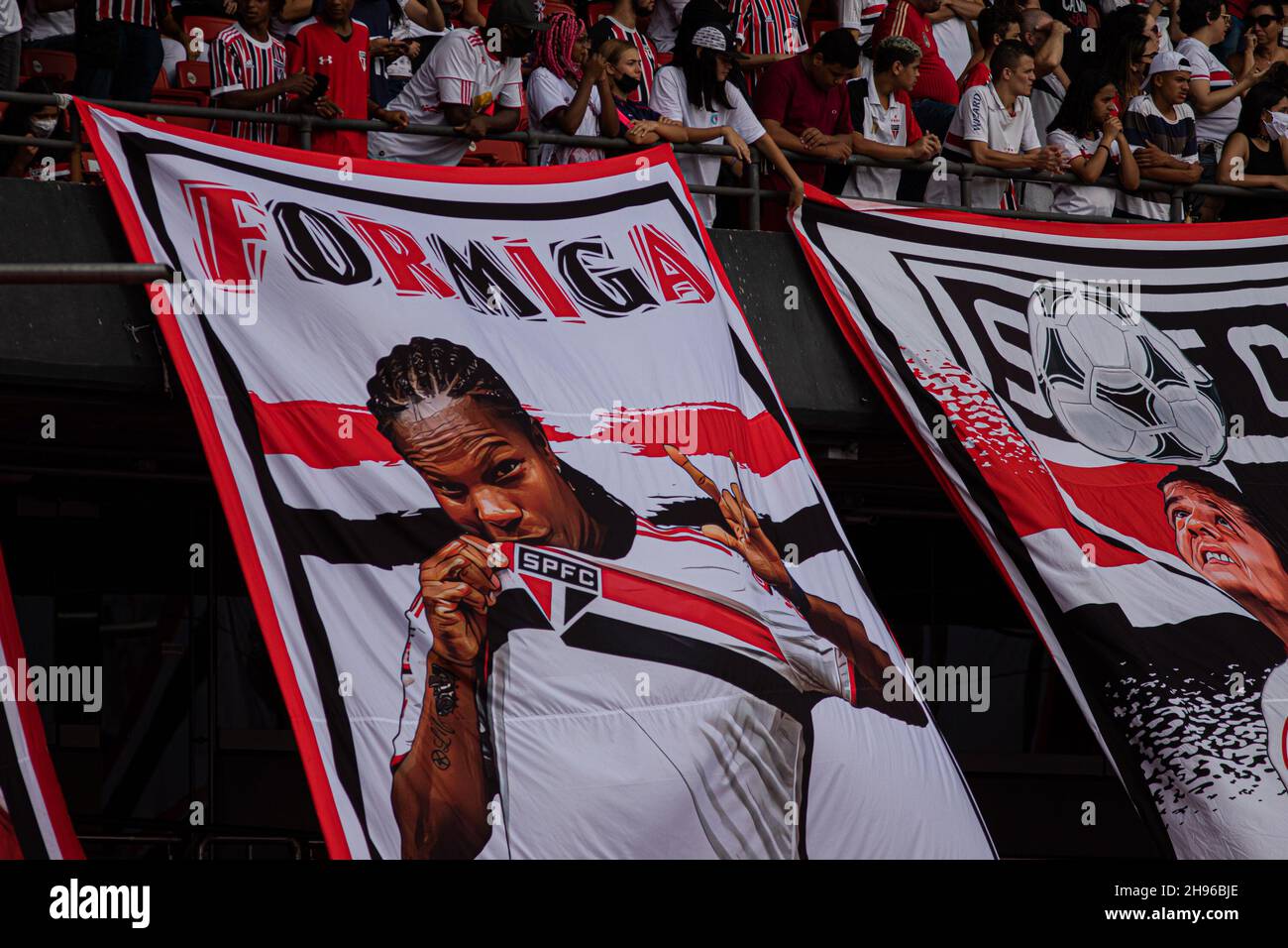 São PAULO, SP - 04.12.2021: São PAULO X CORINTHIANS - omaggio a Formitga nella partita tra São Paulo e Corinthians, valido per le finali del São Paulo Women's Football Championship nel 2021, gioco 1. La partita si è svolta a Estádio do Morumbi, sabato pomeriggio, 4 dicembre. (Foto: Van Campos/Fotoarena) Foto Stock