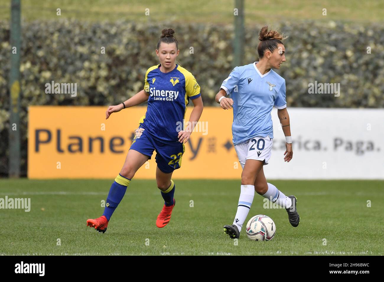 Roma, Italia. 4 dicembre 2021. Virginia di Giammarino di S.S. Lazio Donne e Anna Catelli di Hellas Verona durante la 10° giornata della Serie A Campionato tra S.S. Lazio Donne e Hellas Verona Donne allo stadio Mirko Fersini il 4 dicembre 2021 a Formello, Italia. Credit: Independent Photo Agency/Alamy Live News Foto Stock