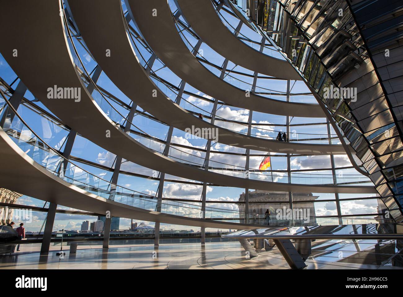 La cupola del Reichstag sul tetto del Bundestag tedesco a Berlino Mitte dall'interno. Architettura moderna in alluminio, vetro e specchi. Foto Stock