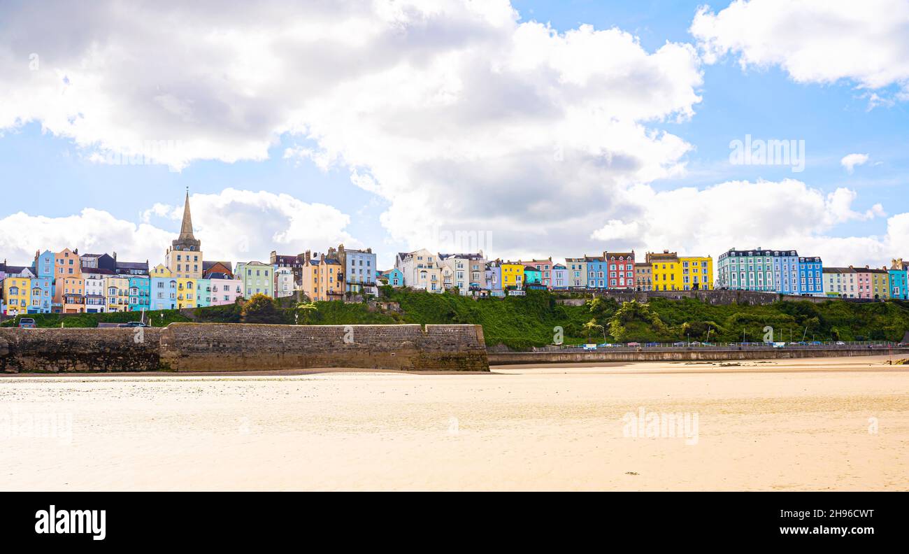 Vista panoramica della città di Tenby dalla spiaggia. Edifici colorati del popolare resort gallese. Pembrokeshire, Galles, Regno Unito Foto Stock