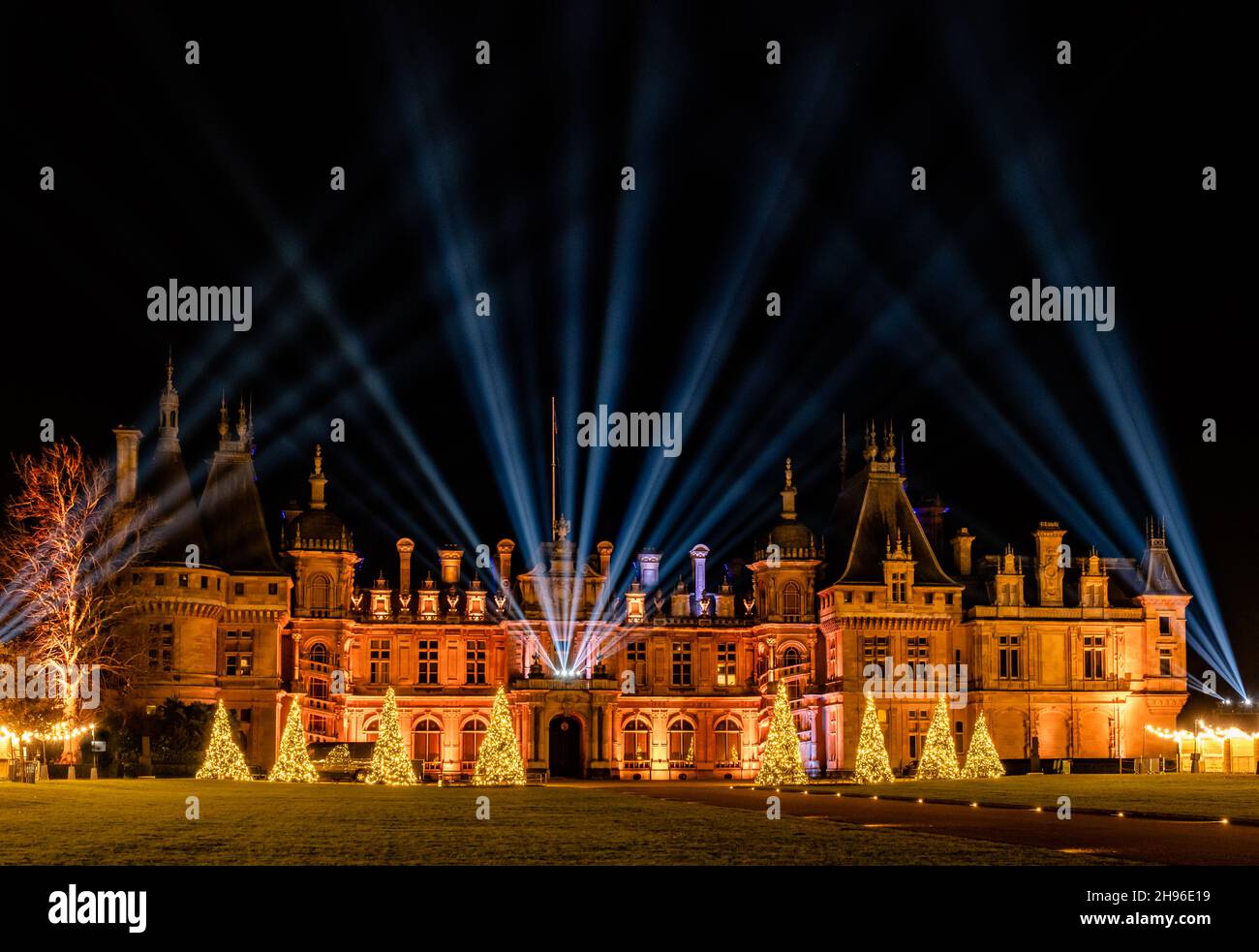 Waddesdon Manor illuminato con luci di Natale e inverno per il periodo  festivo Foto stock - Alamy