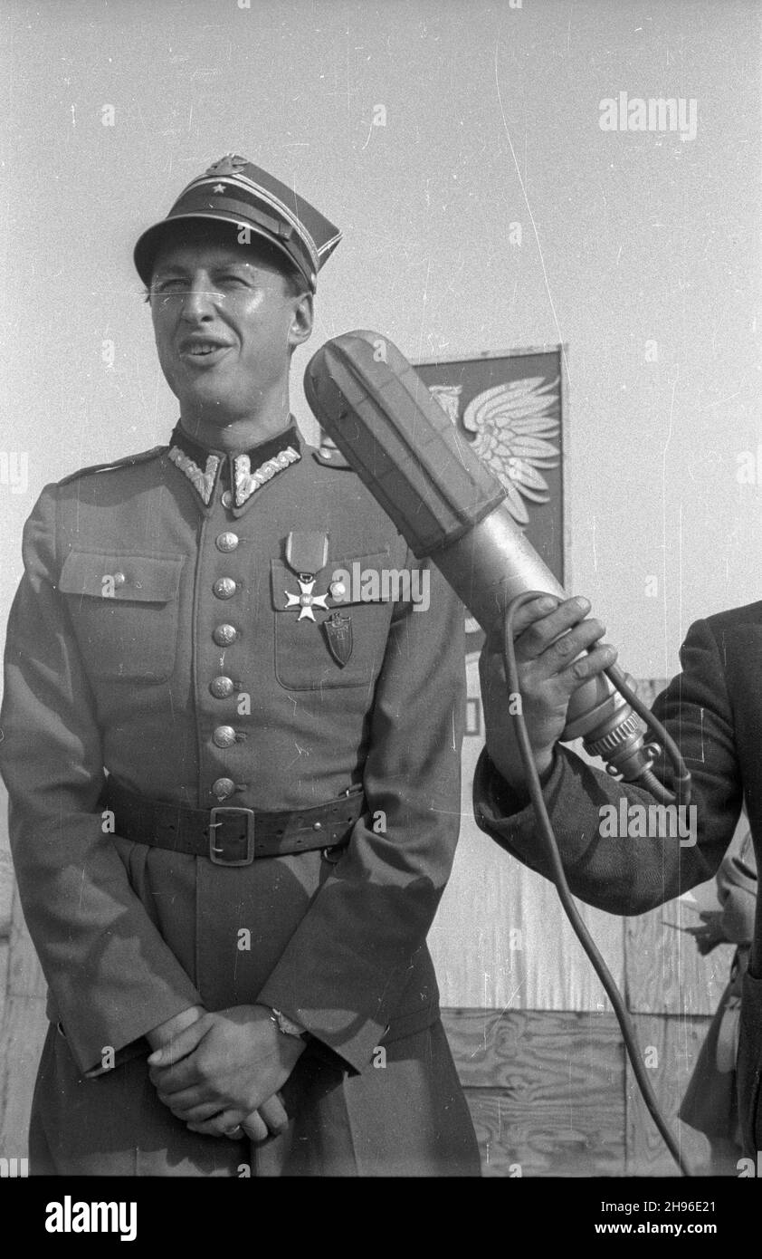 Warszawa, 1947-08-04. Uroczystoœæ po¿egnania Jugos³owiañskiej Brygady Pracy w parku Traugutta. NZ. z trybuny przemawia mjr Kasprzak. wb/gr PAP Varsavia, 4 agosto 1947. Un saluto ufficiale alla Brigata di lavoro jugoslava nel Traugutt Park. Nella foto: Major Kasprzak fa un discorso. wb/gr PAP Foto Stock