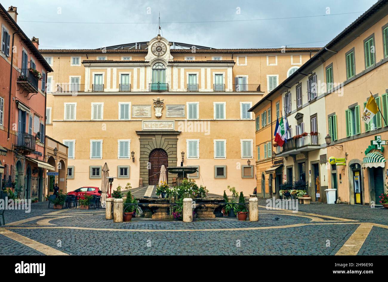 Bella e storica Piazza della libertà nel centro storico di Castel Gandolfo con la famosa facciata del palazzo utilizzato come residenza papale estiva Foto Stock