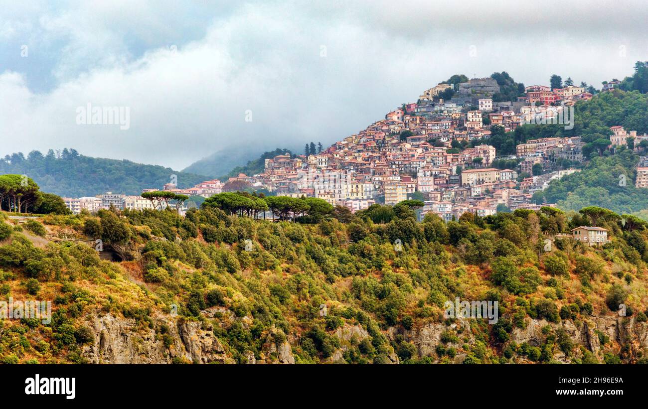 Panoramica dell'antica città di Rocca di Papa arroccata in uno splendido contesto naturale e paesaggistico e sede del Parco Regionale dei Castelli Romani, Roma Italia Foto Stock