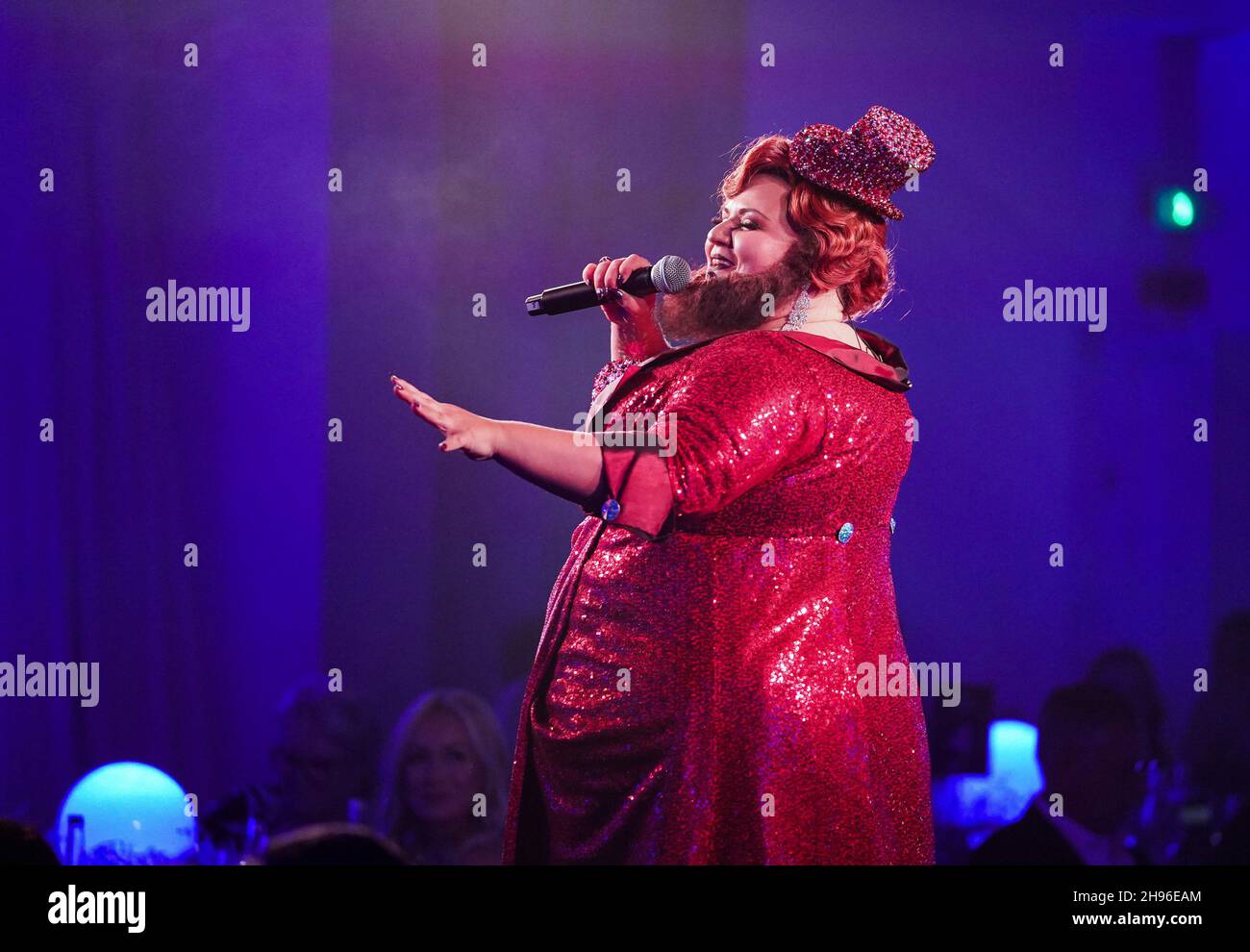 SOLO PER USO EDITORIALE Emma Huck (la Bearded Lady) suona alla Make-A-Wish Ball di One Marylebone, Londra. Data foto: Sabato 4 dicembre 2021. Foto Stock