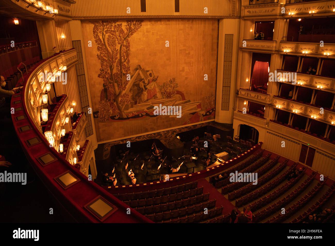 VIENNA, AUSTRIA - 11 ottobre 2021: Un interno della famosa Opera di Stato di Vienna Foto Stock