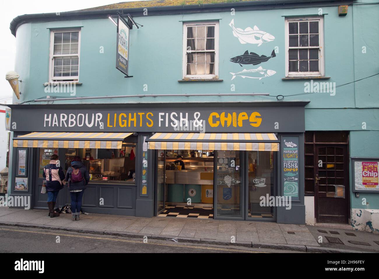 Falmouth, Cornovaglia, Inghilterra, 29th 2021 novembre, i clienti aspettano di essere serviti al premiato negozio di fish & chip 'Harbor Lights'. Foto Stock