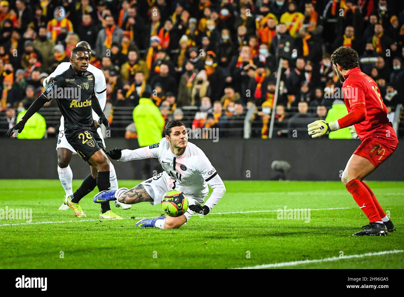 Cheick DOUCOURE di Lens e Mauro ICARDI del PSG durante il campionato francese Ligue 1 partita di calcio tra RC Lens e Parigi Saint-Germain il 4 dicembre 2021 allo stadio Bollaert-Delelis di Lens, Francia - Foto: Matthieu Mirville/DPPI/LiveMedia Foto Stock