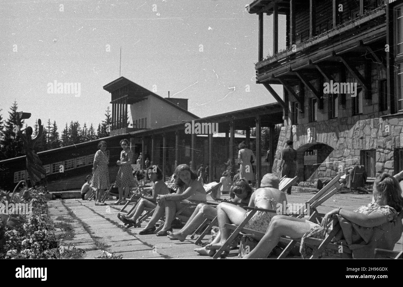 Zakopane, 1947-08-15. Turyœci wypoczywaj¹cy przed schroniskiem na Guba³ówce. wb/gr PAP Zakopane, 15 agosto 1947. Turisti di fronte al Gubalowka Hostel. wb/gr PAP Foto Stock