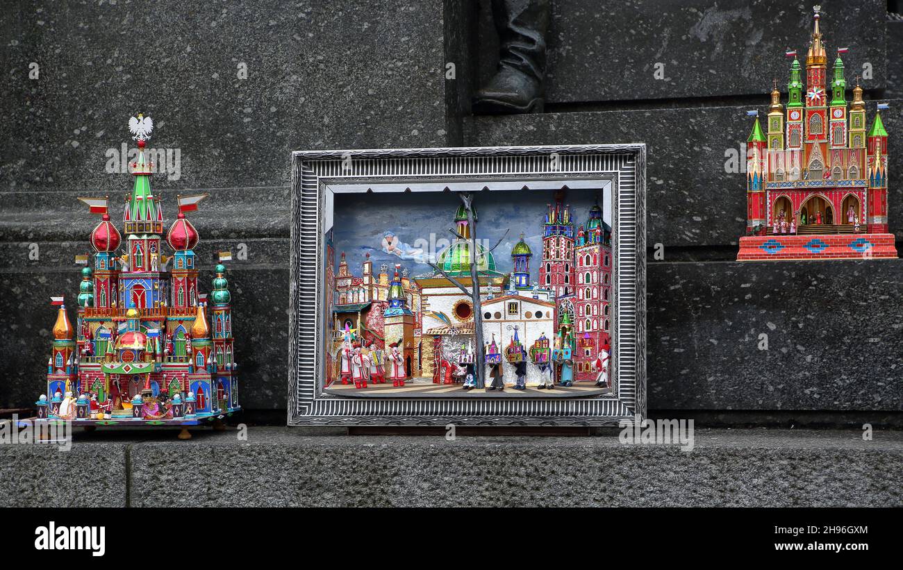 Cracovia, Polonia - Dicembre 2 2021: Decorazione tradizionale di Natale, presepio chiamato Szopka Krakowska in lingua polacca, fatto a mano dalla gente del posto Foto Stock