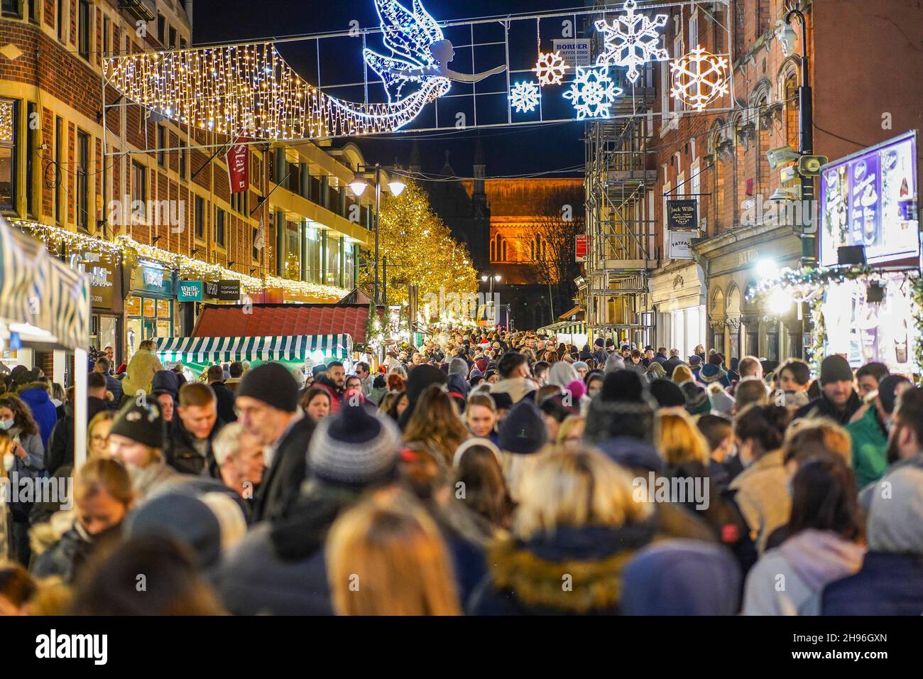 Worcester, Regno Unito. 4 dicembre 2021. Worcester Victorian Christmas Fayre è ora in pieno swing il primo fine settimana di dicembre. Le strade sono piene di gente che gode di una serie di bancarelle che offrono regali e cibo. Credit: Lee Hudson/Alamy Live News Foto Stock