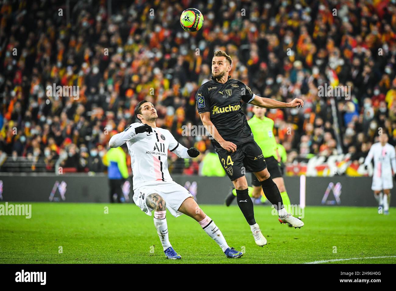 Mauro ICARDI di PSG e Jonathan GRADIT di Lens durante il campionato francese Ligue 1 partita di calcio tra RC Lens e Parigi Saint-Germain il 4 dicembre 2021 allo stadio Bollaert-Delelis di Lens, Francia - Foto: Matthieu Mirville/DPPI/LiveMedia Foto Stock