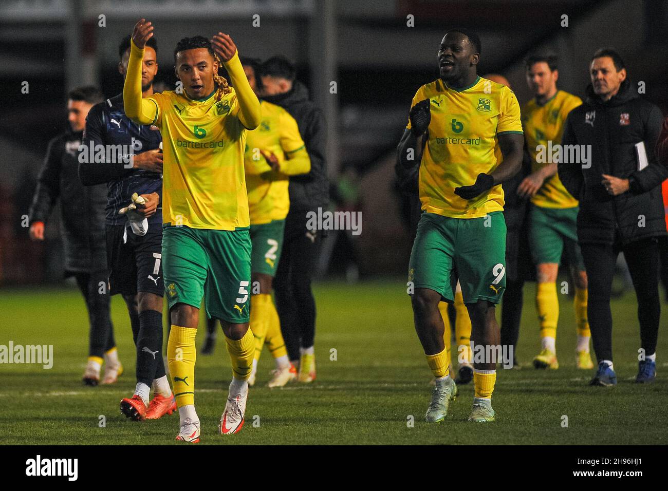 R.Crichlow (Swindon n. 5 ) conduce le celebrazioni di Swindon con i tifosi in viaggio a tempo pieno durante la seconda partita di fa Cup tra Walsall e Swindon Town al Banks's Stadium, Walsall, Inghilterra, il 4 dicembre 2021. Foto di Karl Newton/prime Media Images. Credit: Prime Media Images/Alamy Live News Foto Stock