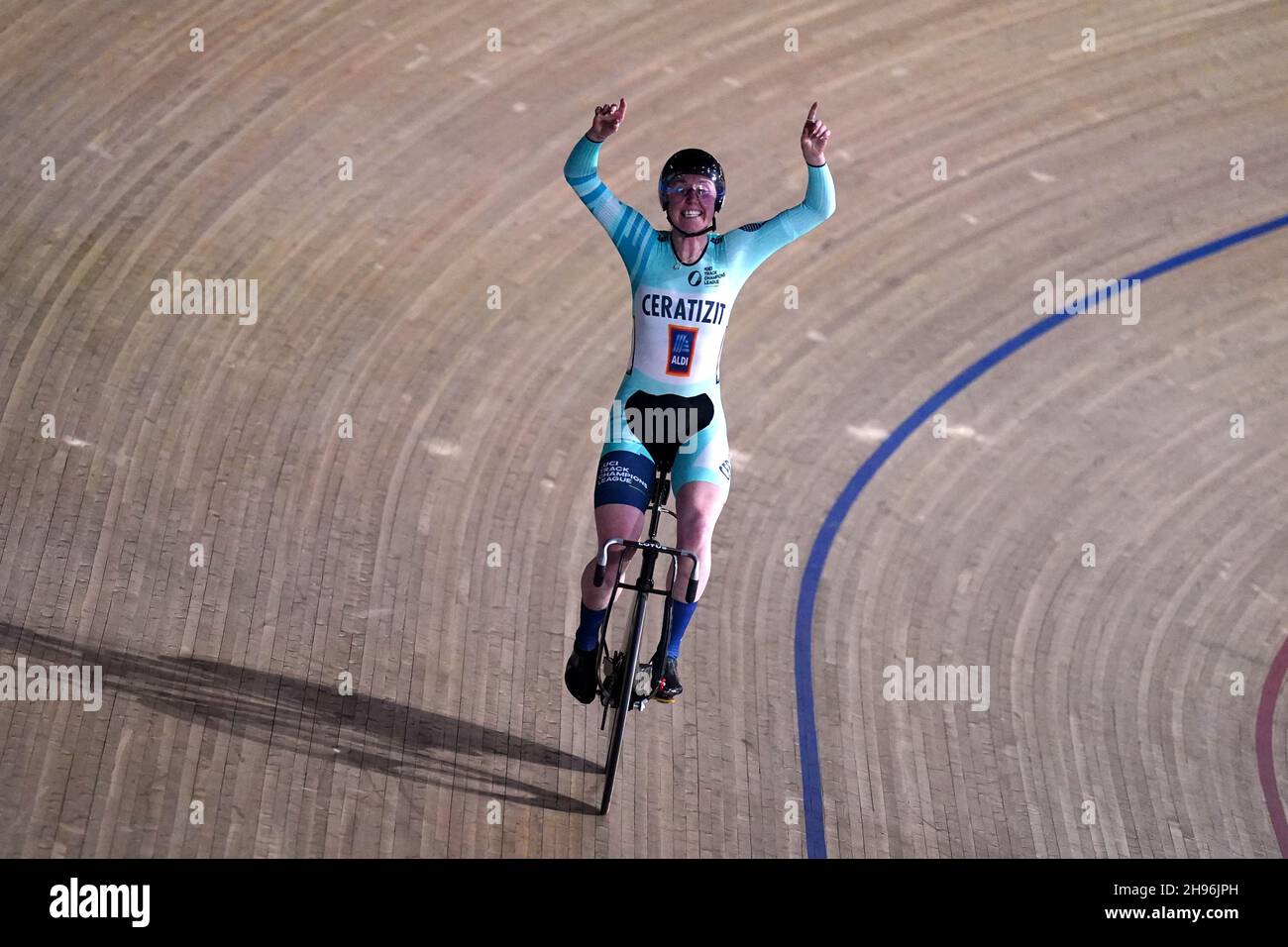 Katie Archibald, Regno Unito, celebra la vittoria dell'eliminazione femminile durante il quarto round della UCI Track Champions League 2021 al Lee Valley VeloPark, Londra. Data foto: Sabato 4 dicembre 2021. Foto Stock