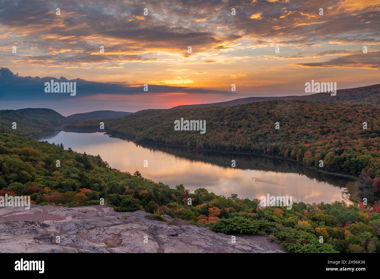 Alba sul lago delle nuvole. Porcupine Mountain state Park, Autunno, Michigan, USA, di Dominique Braud/Dembinsky Photo Assoc Foto Stock
